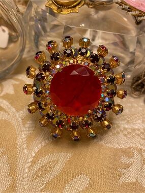 Vintage-Red Crystal Sunburst Brooch - Gold Tone